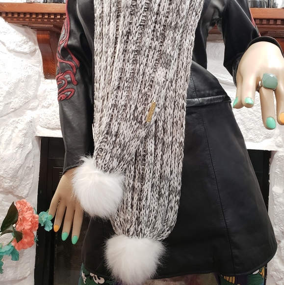 🆕️ NWT BeBe Cable Knit Scarf🧣with Pom Poms☃️ - Picture 5 of 9
